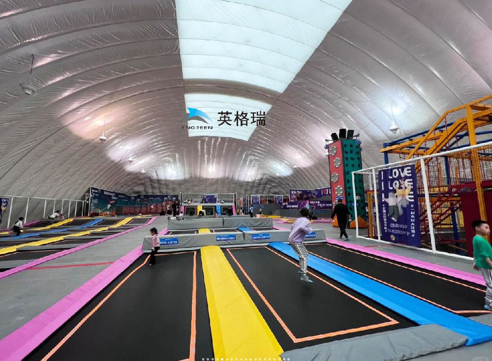 搭建一個氣膜蹦床館，為孩子們營造一個游樂天堂